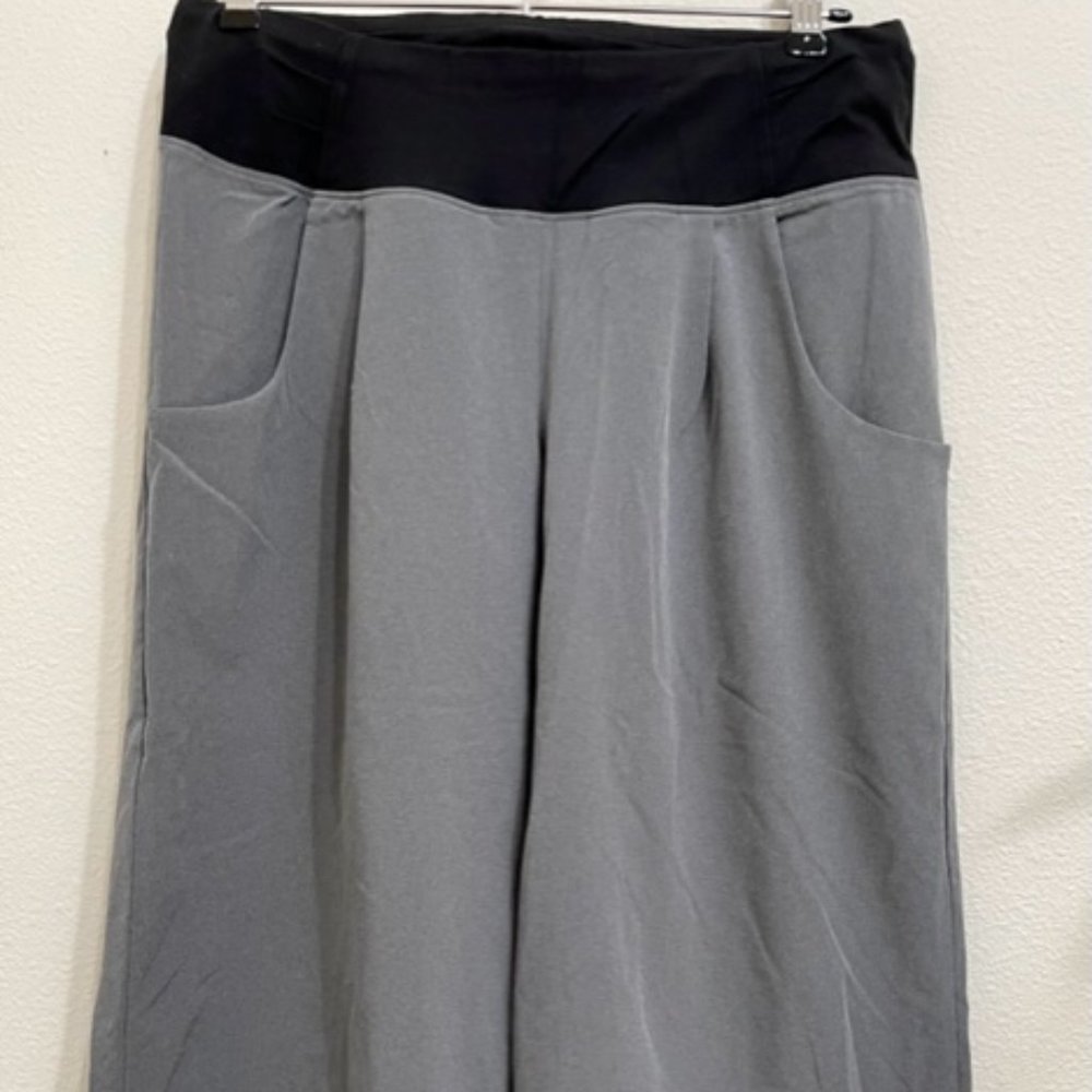 Lucy Activewear Capri gray wide leg lightweight lightly used 3 pockets packable